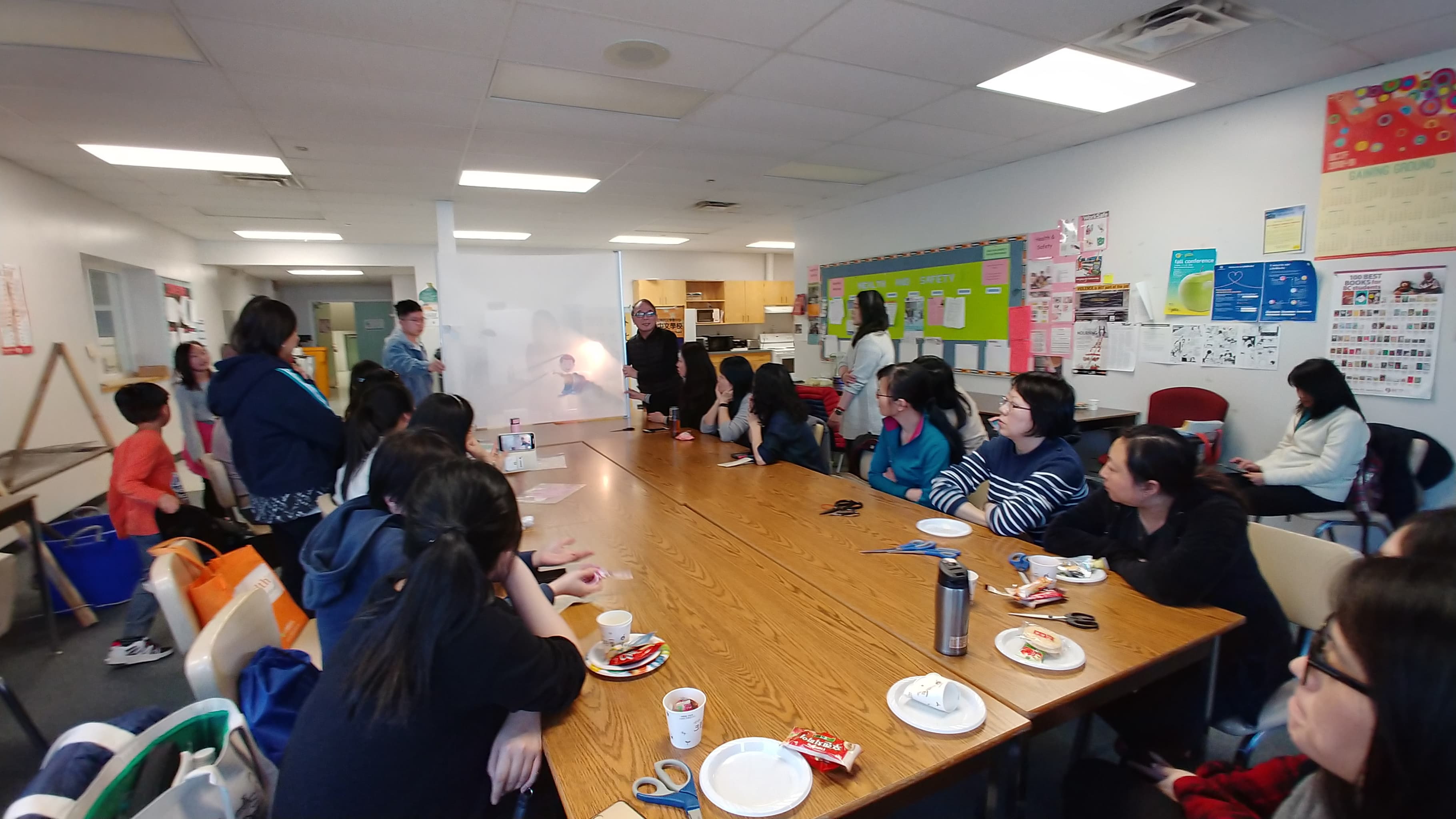 賴飛鍾校長示範皮影戲操偶要領