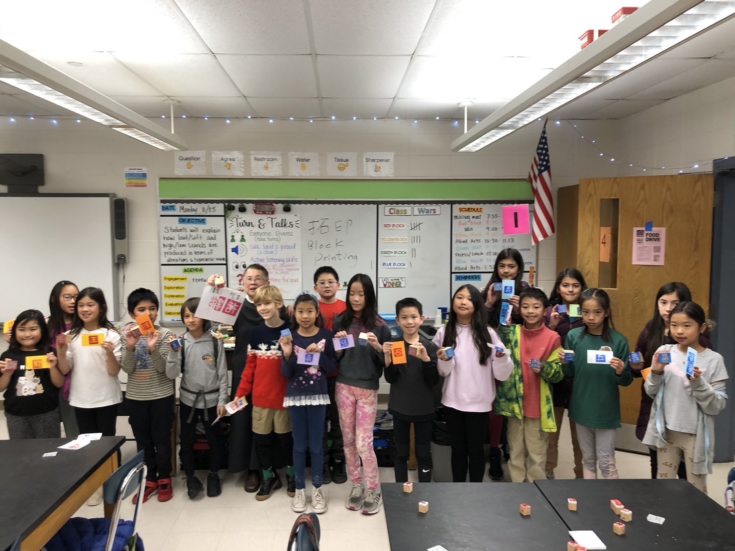 四年級和雙語班三年級同學手持印章和拓印成品全體合照