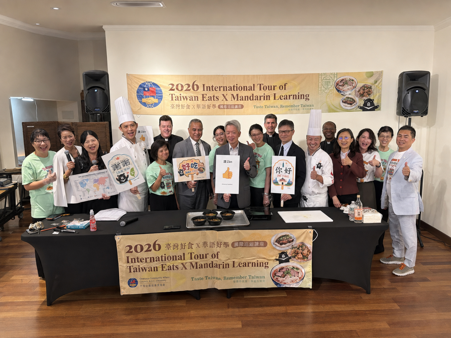 「臺灣好食×華語好學」臺灣美食國際巡迴講座紐約場，9月2於駐紐約辦事處舉行，主辦單位、友邦大使、主廚及與會貴賓合影留念。