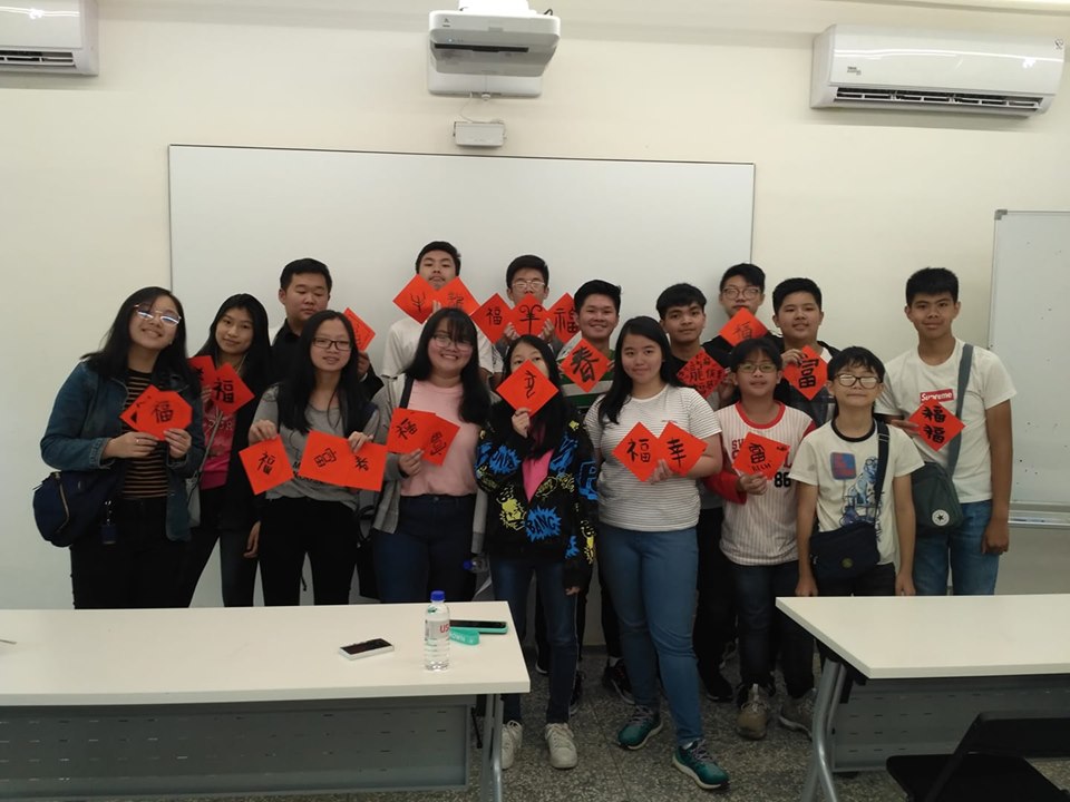 學員們上書法課