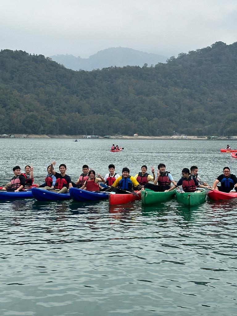 學生體驗划船