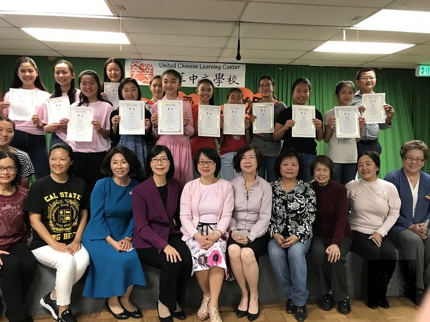 橙縣莘莘中文學校吟唱詩詞歡慶母親節1