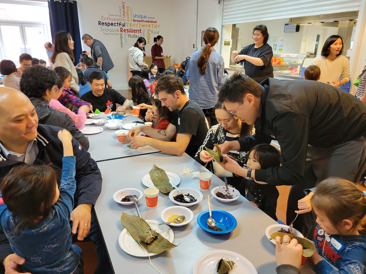 親子齊心包粽子