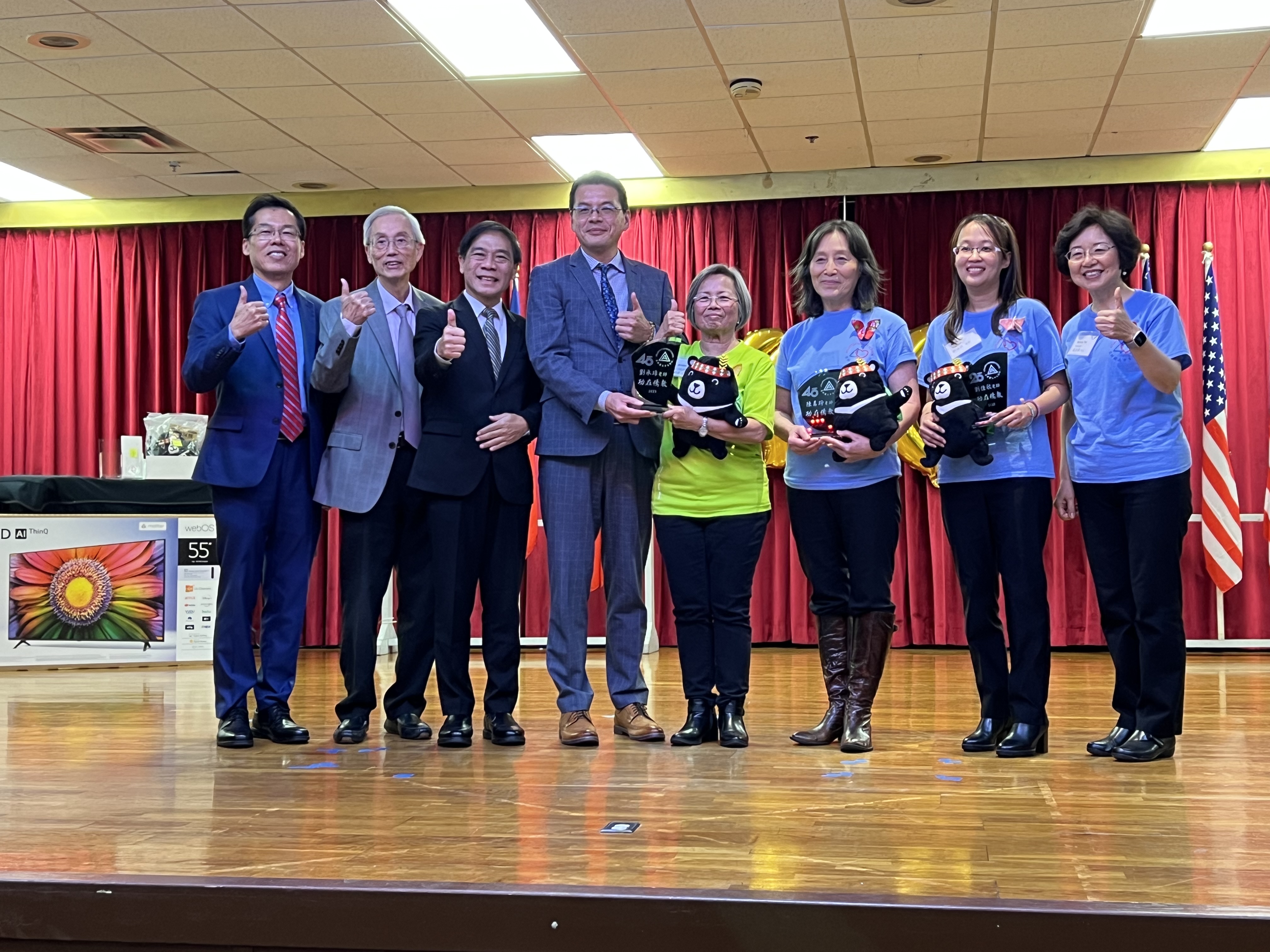 頒發資深教師獎-(左起)校務委員會主席王祥瑞、華人活動中心董事陳開堯、僑教中心主任歐宏偉、辦事處處長王翼龍、劉承璋老師、陳真玢老師、劉佳欣老師與戴念華校長