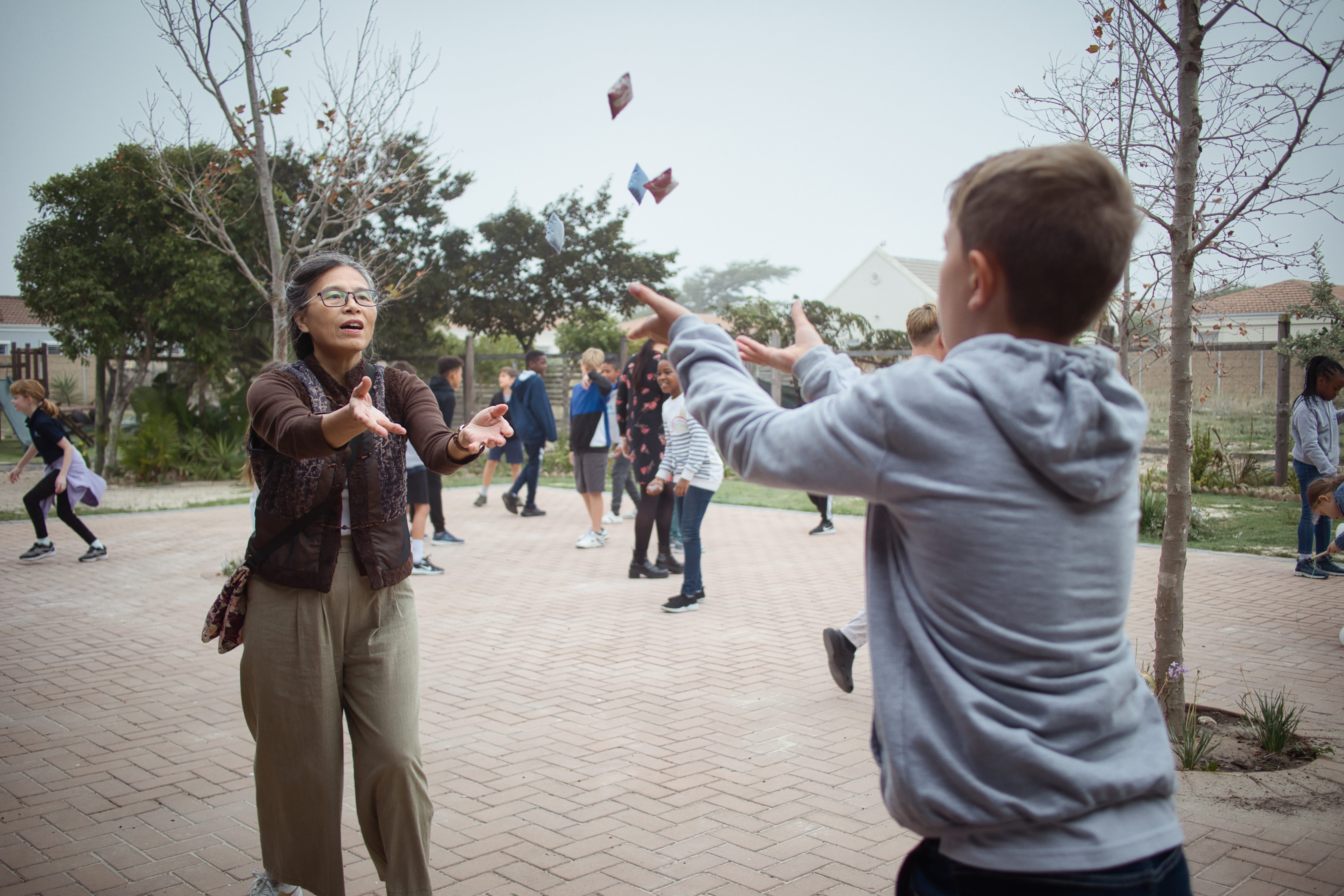 施麗娟老師指導玩沙包