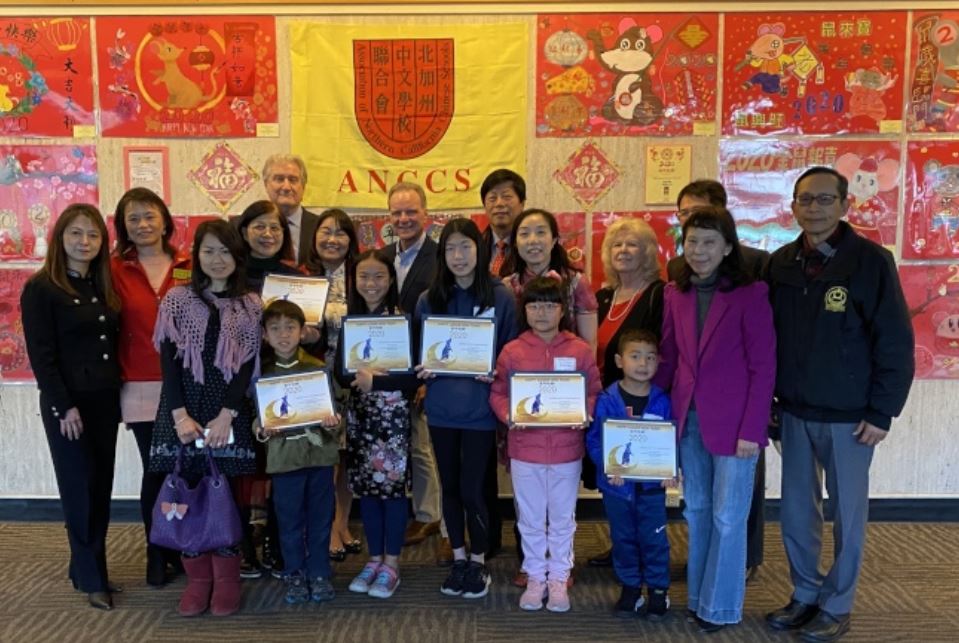 聖塔克拉拉縣議員柯提斯與該郡重要行政人員參加海報展開幕式