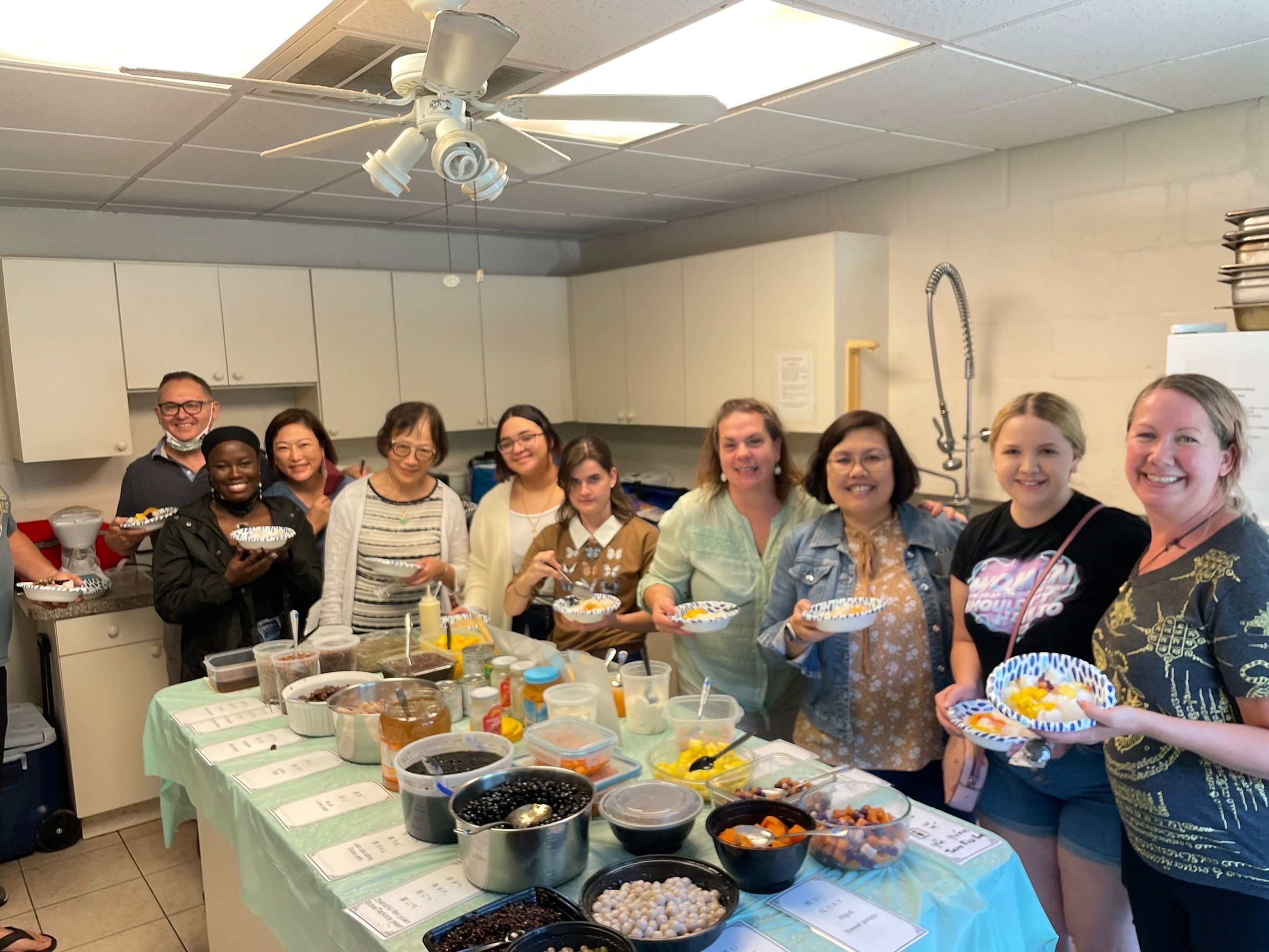 臺灣華語文學習中心學員享受臺灣小吃「剉冰」