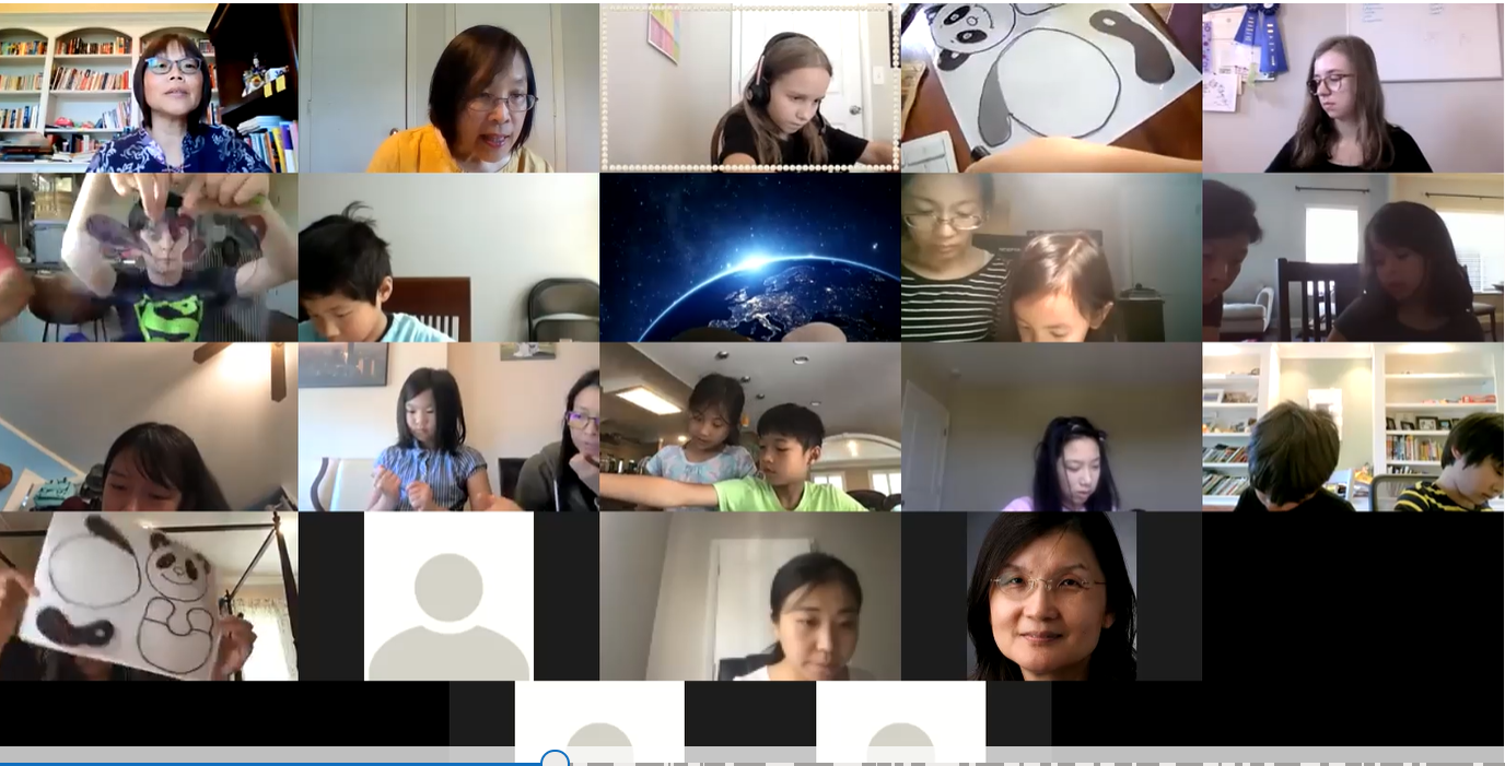 大家正在專心製作皮影戲偶