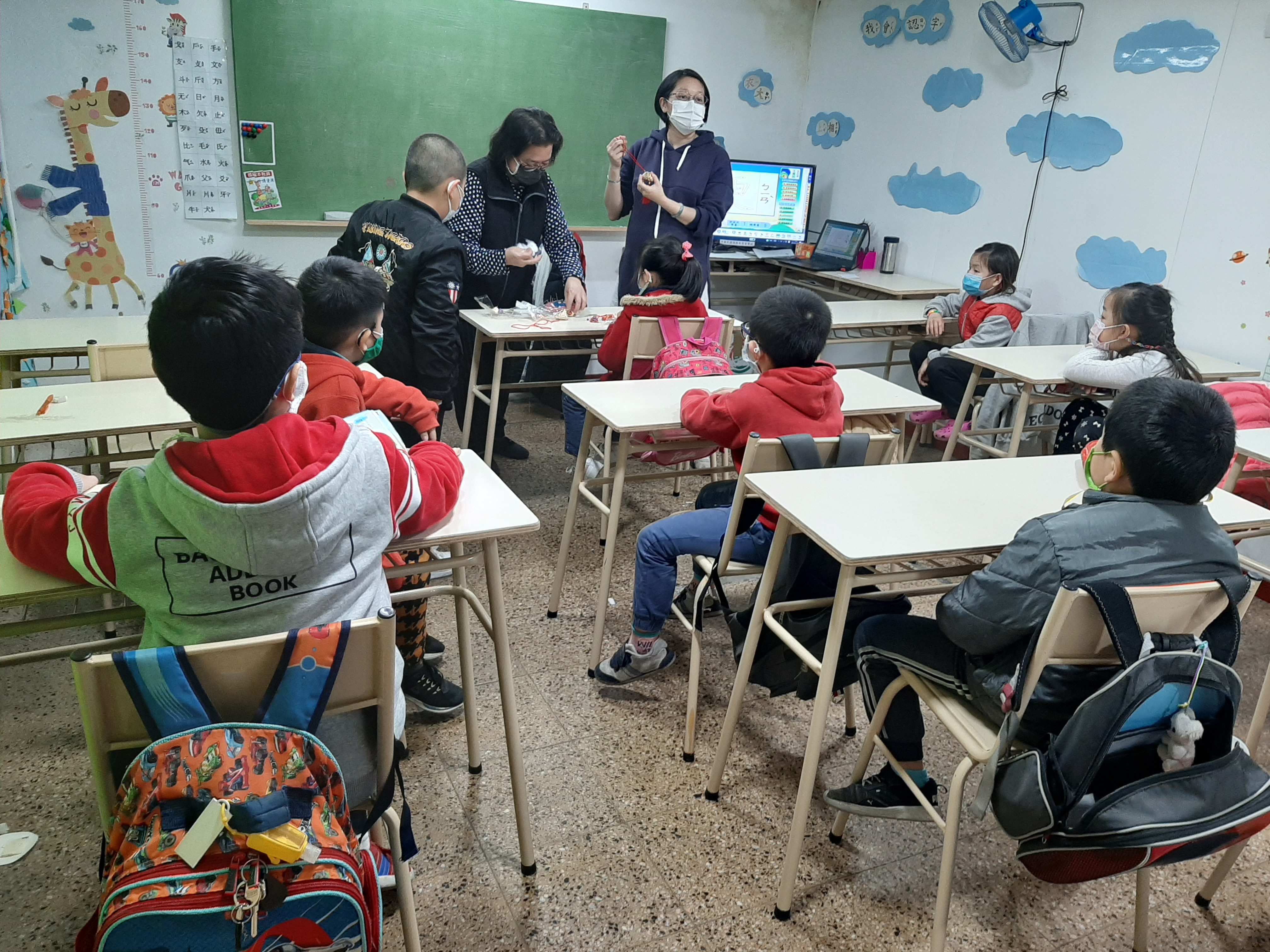 老師為學生們講述香包及端午節的典故。