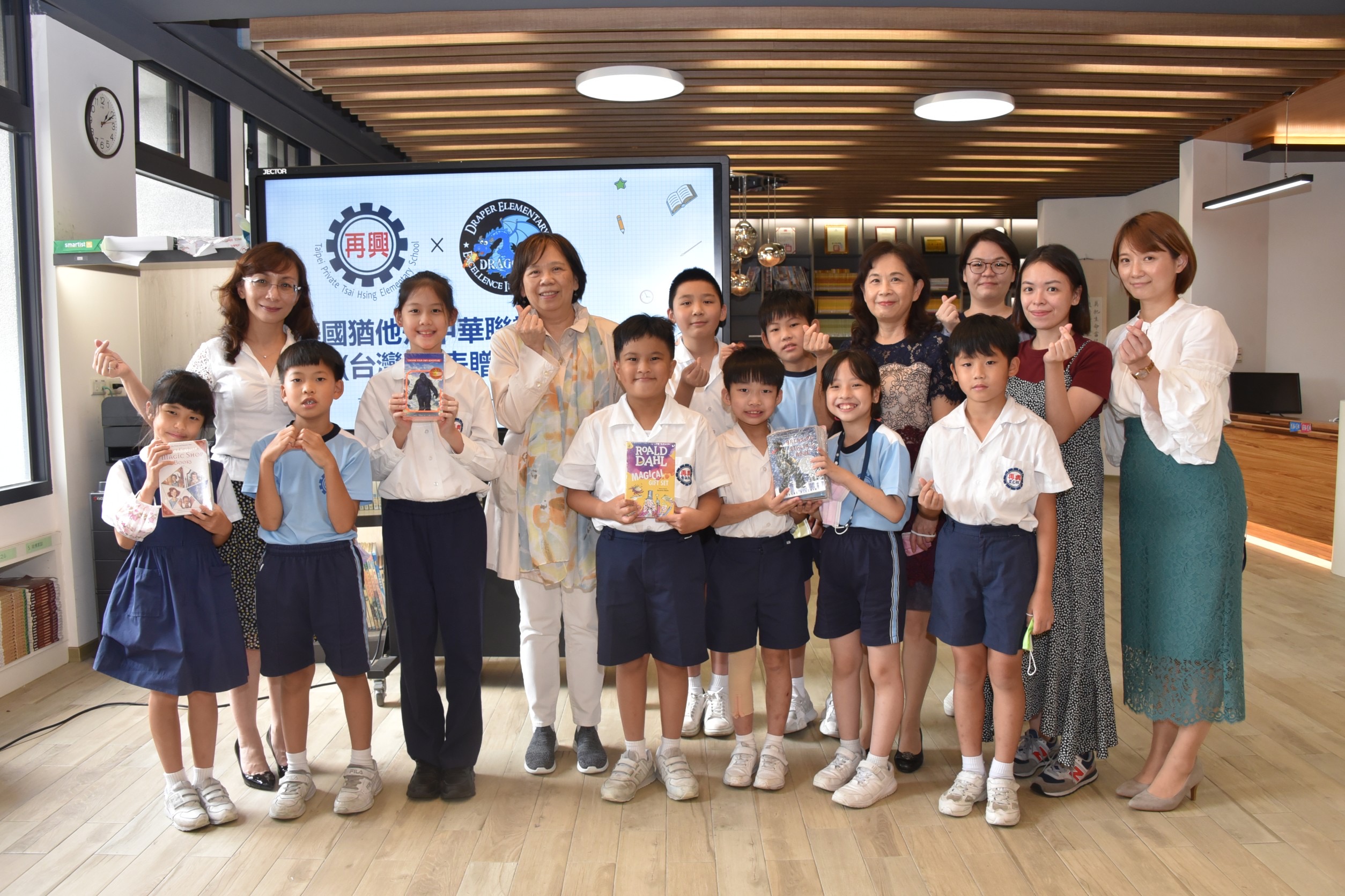 北市再興小學師生感謝猶他州中華聯誼會贈送優良叢書