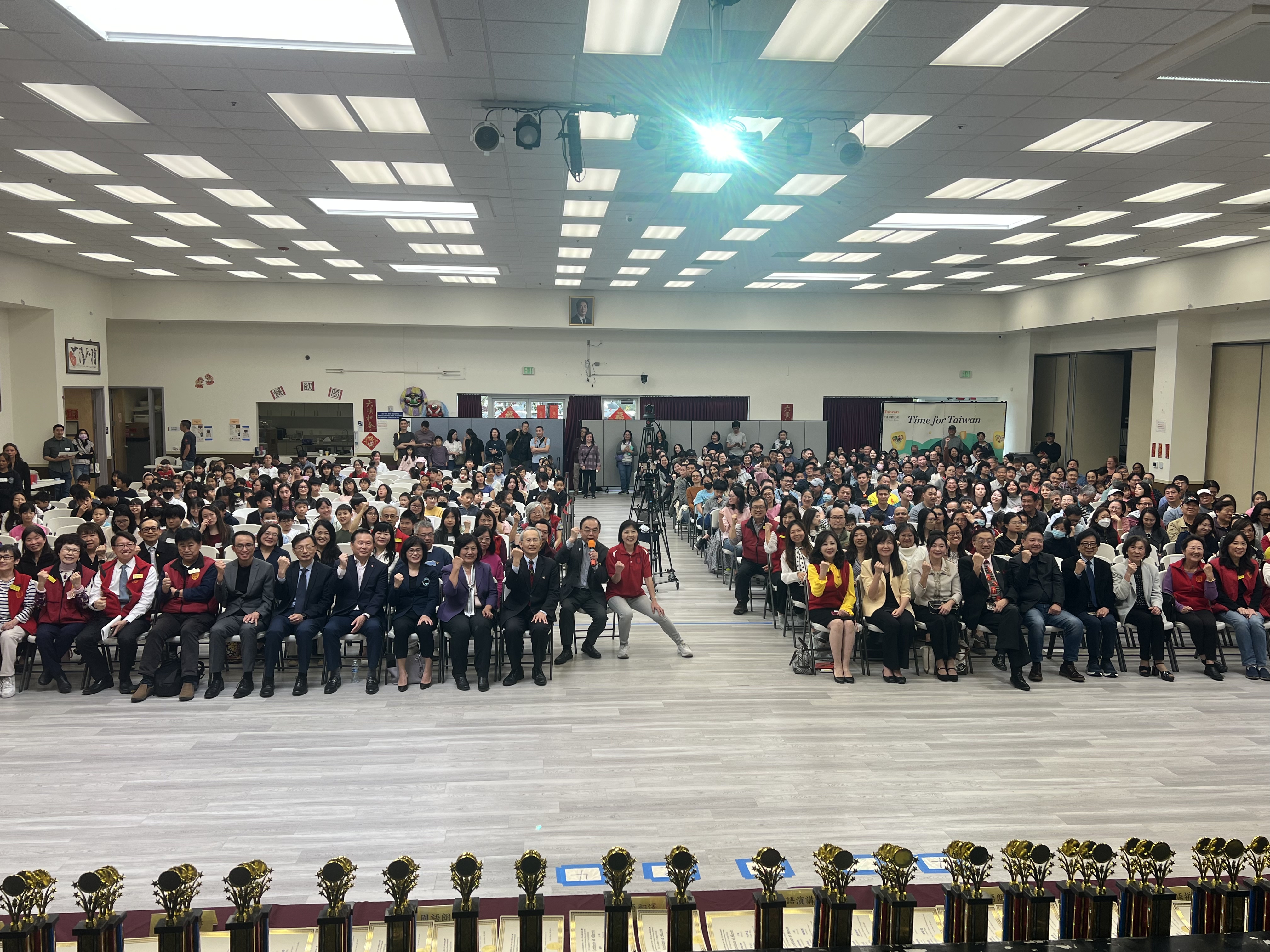 佳賓、校長理事、優勝學生和親友團，整個會場充滿著歡笑