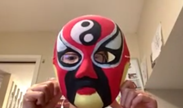 學生展示彩繪臉譜作品