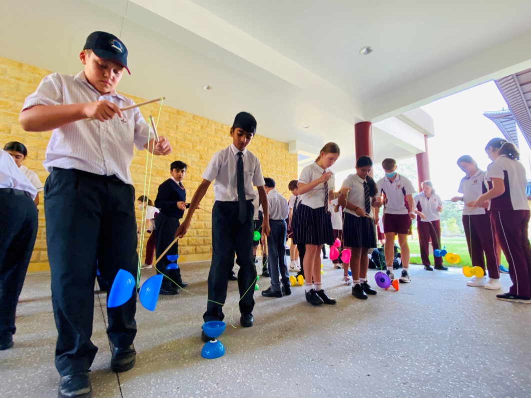 當地中學學生體驗扯鈴活動。