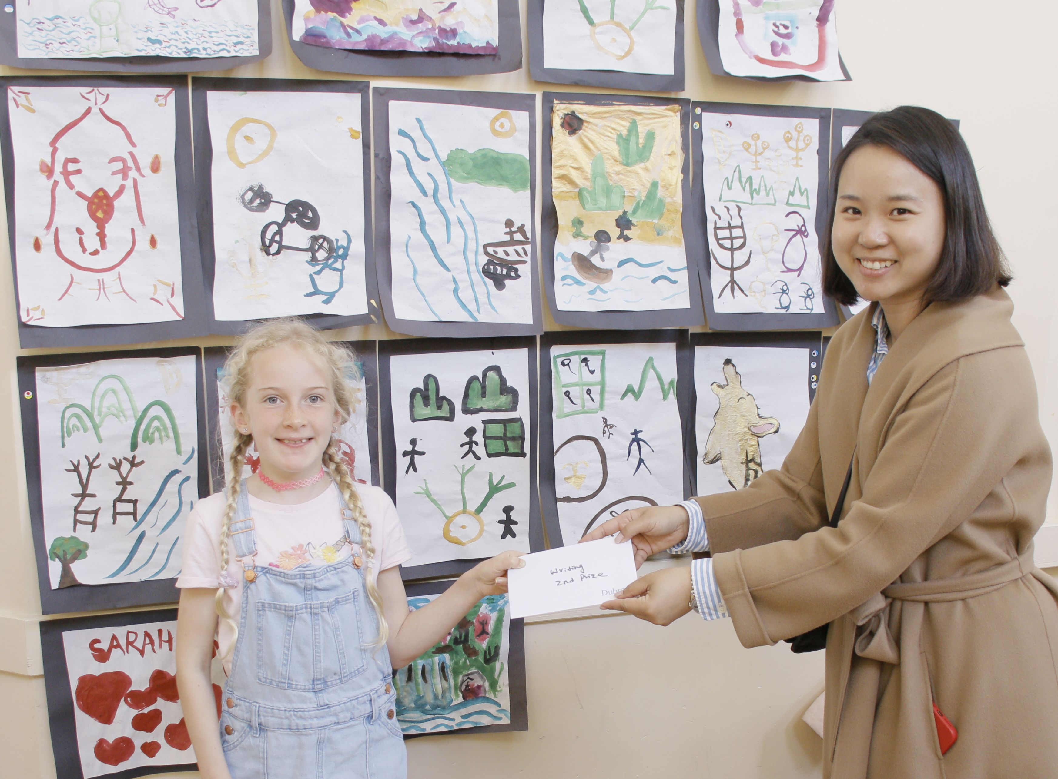 漢字書畫比賽第二名得獎者和駐愛爾蘭代表處洪蔚宇