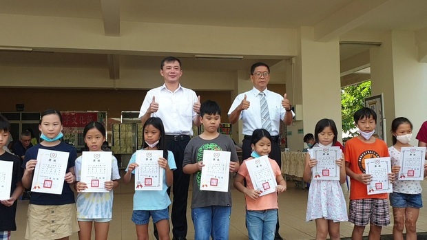 戴旭璋（後排右）、游凱全（後排左）與漢字硬筆字比賽獲獎同學合影