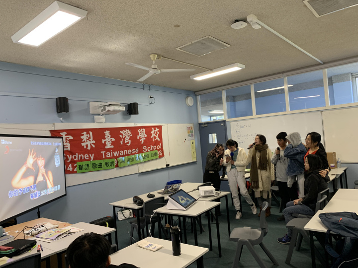 學校師生一起歡唱