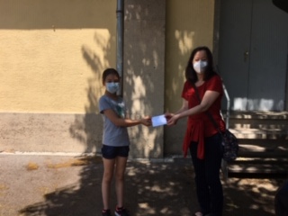 小朋友在學校校園領取獎品