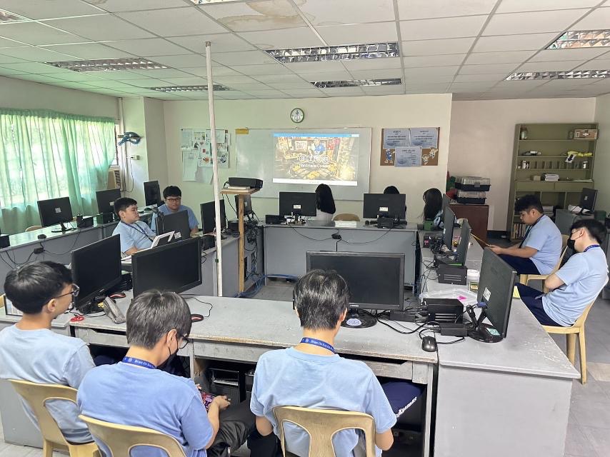 菲律賓晨光中學學生在課堂中積極參與，與老師和同學共同探索臺灣的歷史和文化特色。