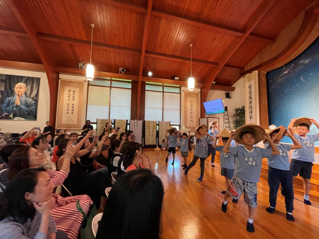 家長們拿起手機不想錯過成果展的每一個表演