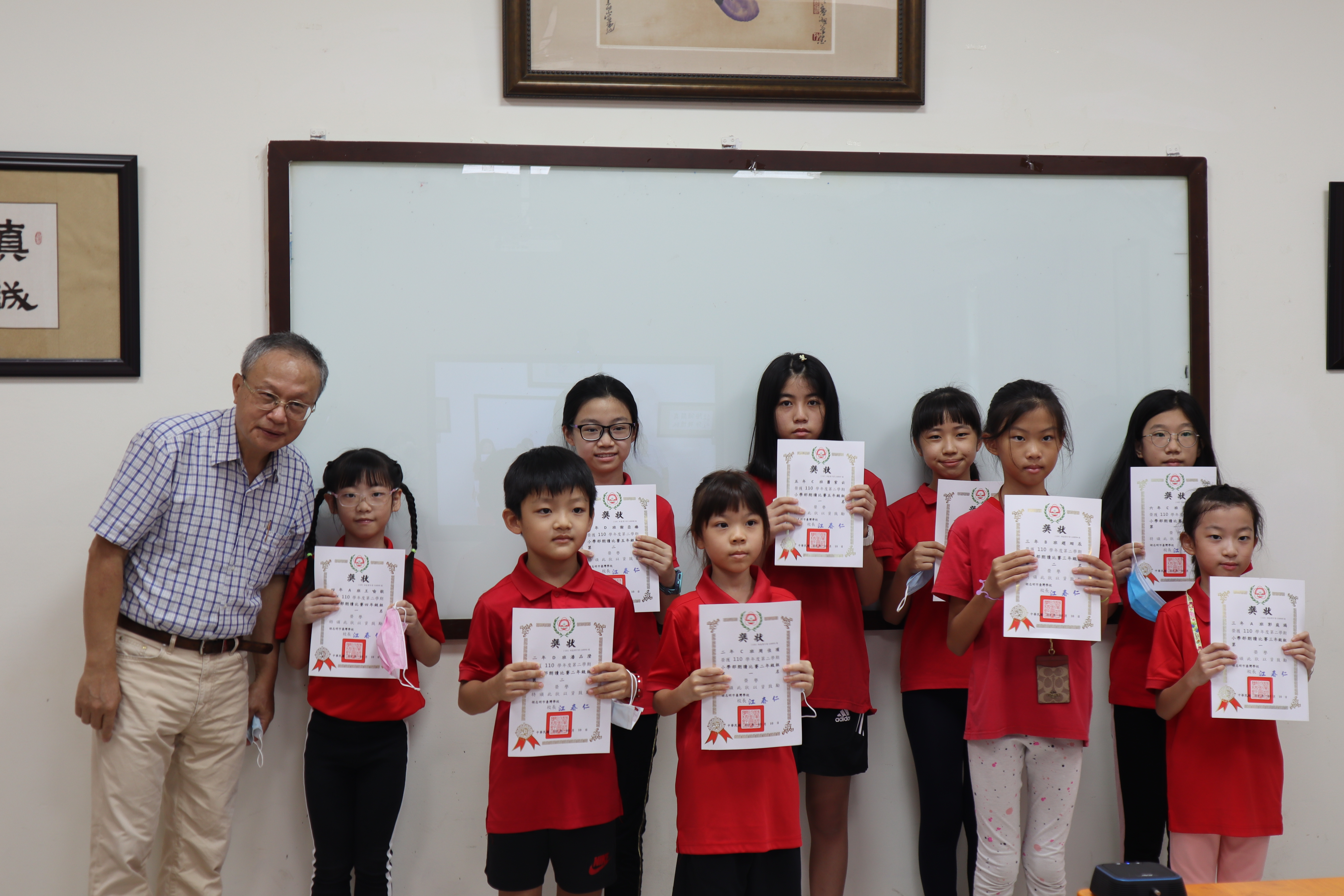 獲獎者於朝會時間由江春仁校長公開頒獎