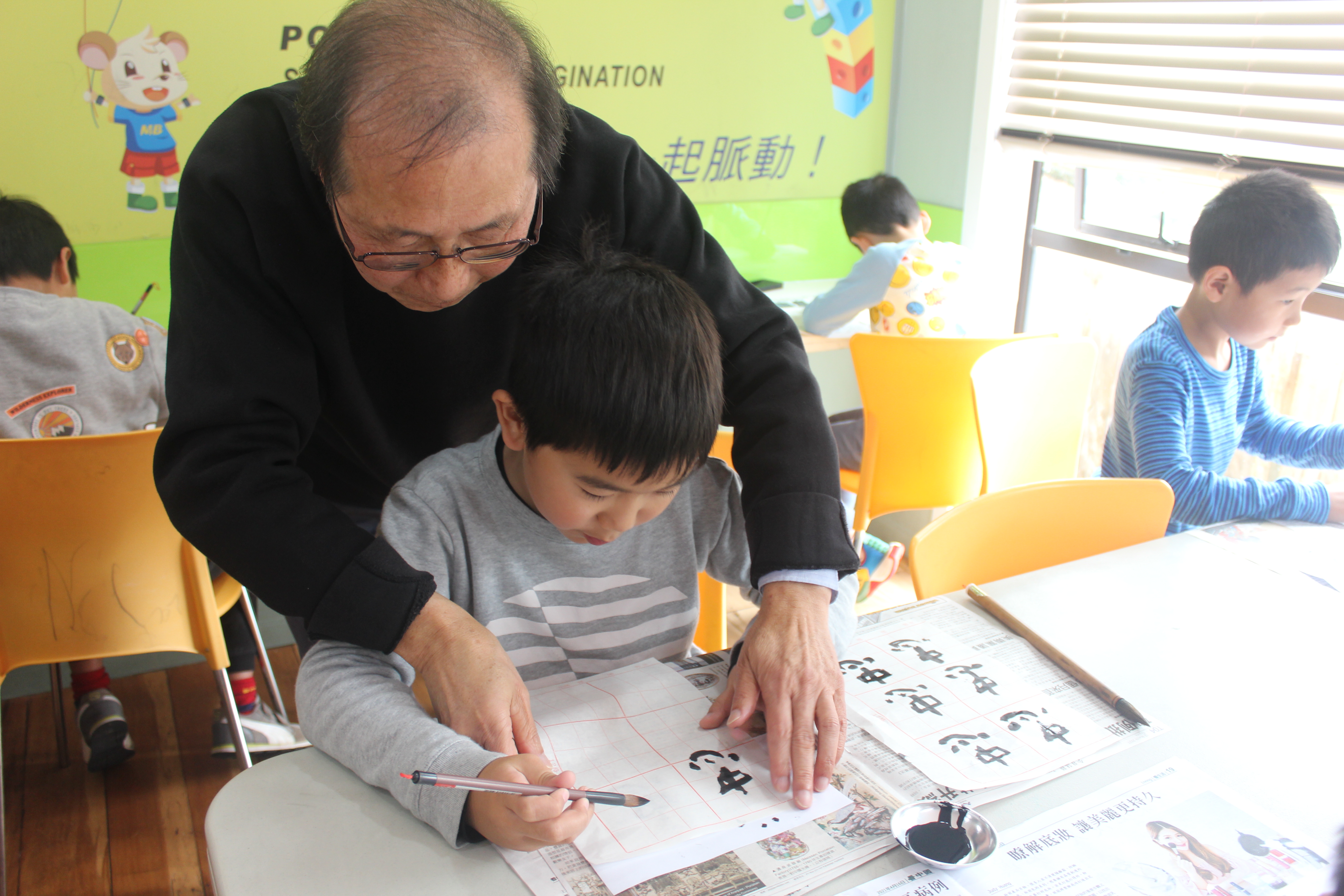 由書法大師-黃振鍹老師親自指導學生習寫書法。