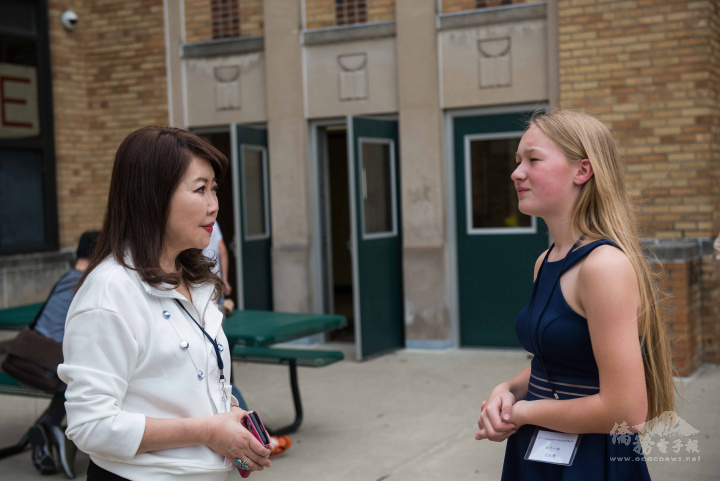 密西根僑務委員盧曼菁(左)，和外語組參賽同學范凱潔 (Kayleigh Van Dyk，圖右)交換學習中文的心得