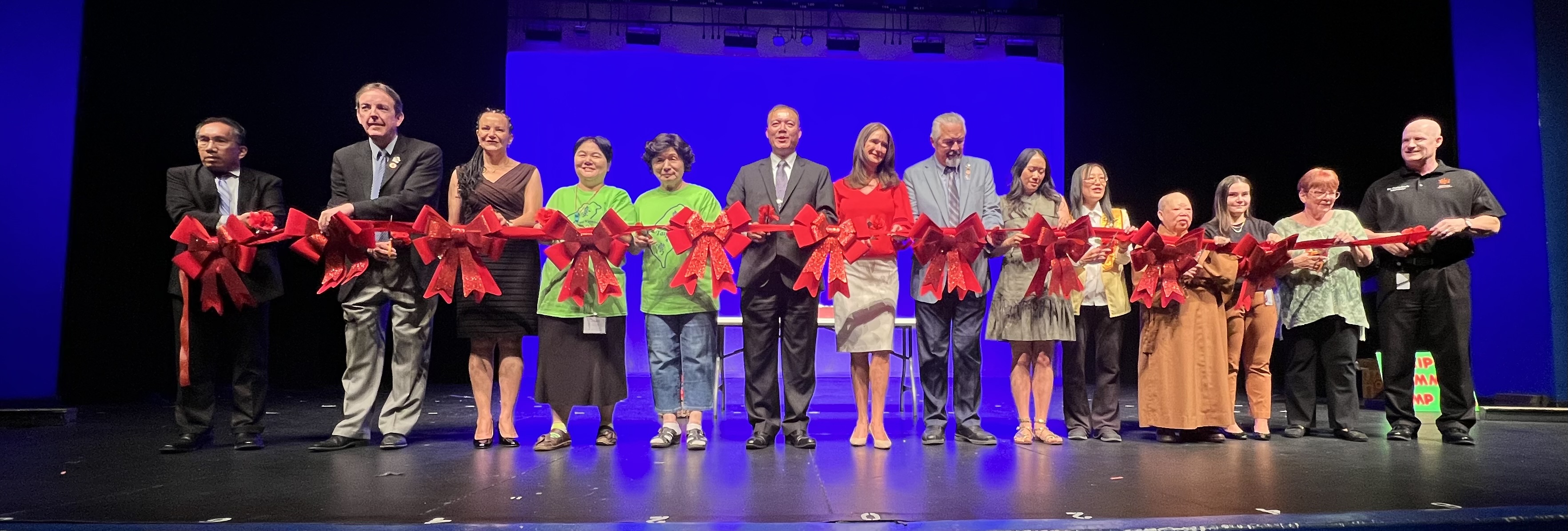 衆貴賓剪綵慶祝夏令營圓滿成功
