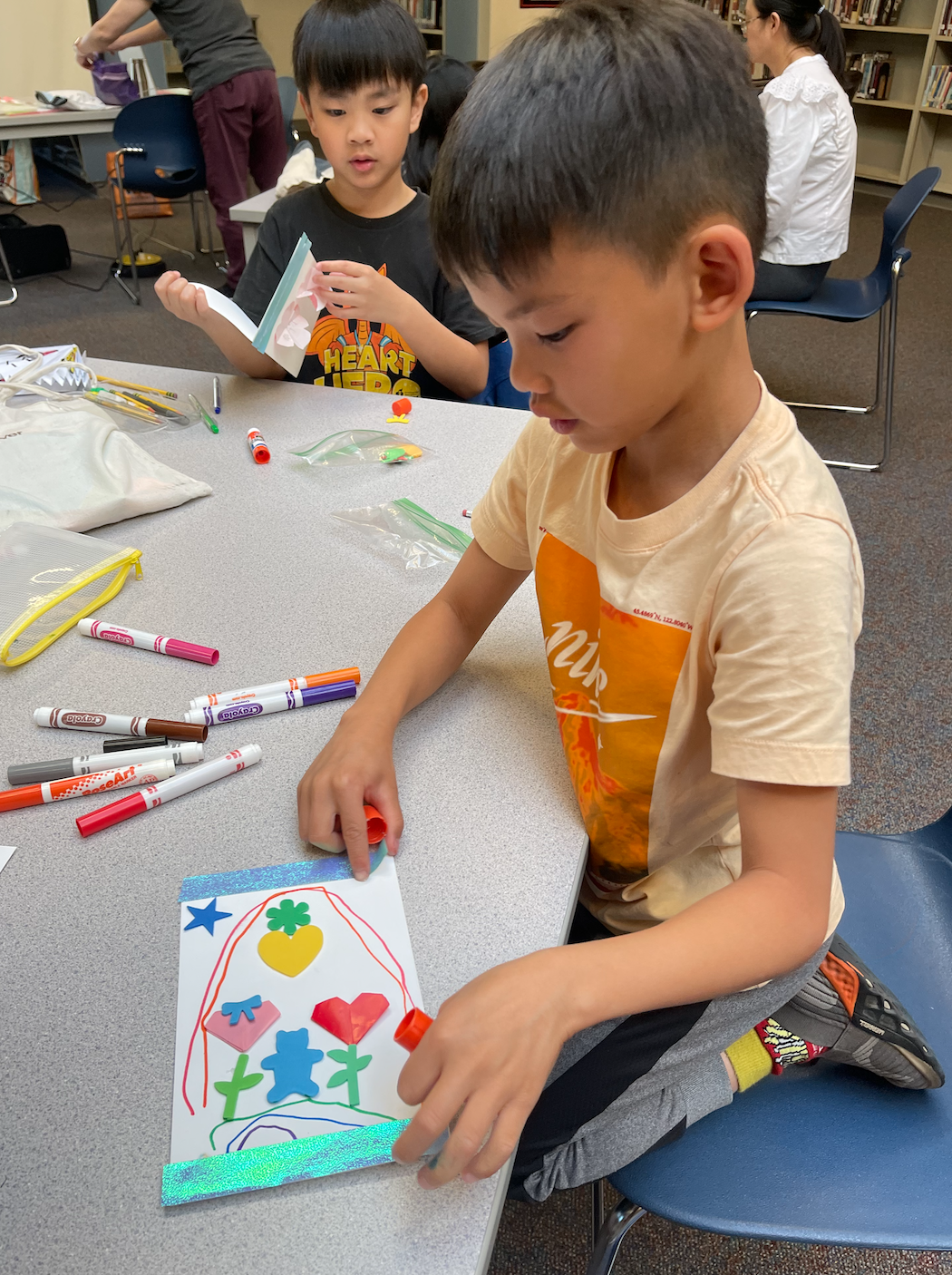 孩子們用心的設計給媽媽的卡片