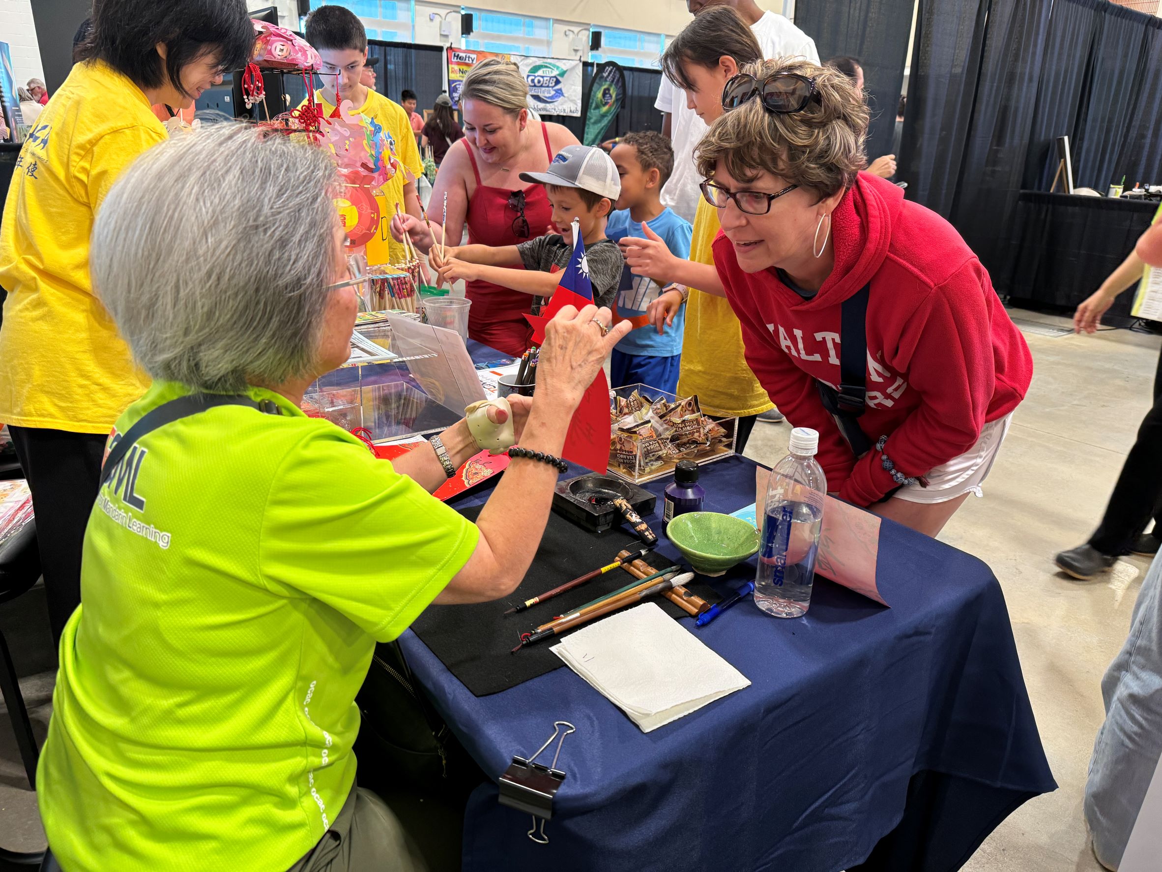 學校教師於現場揮毫，展示文字藝術之美