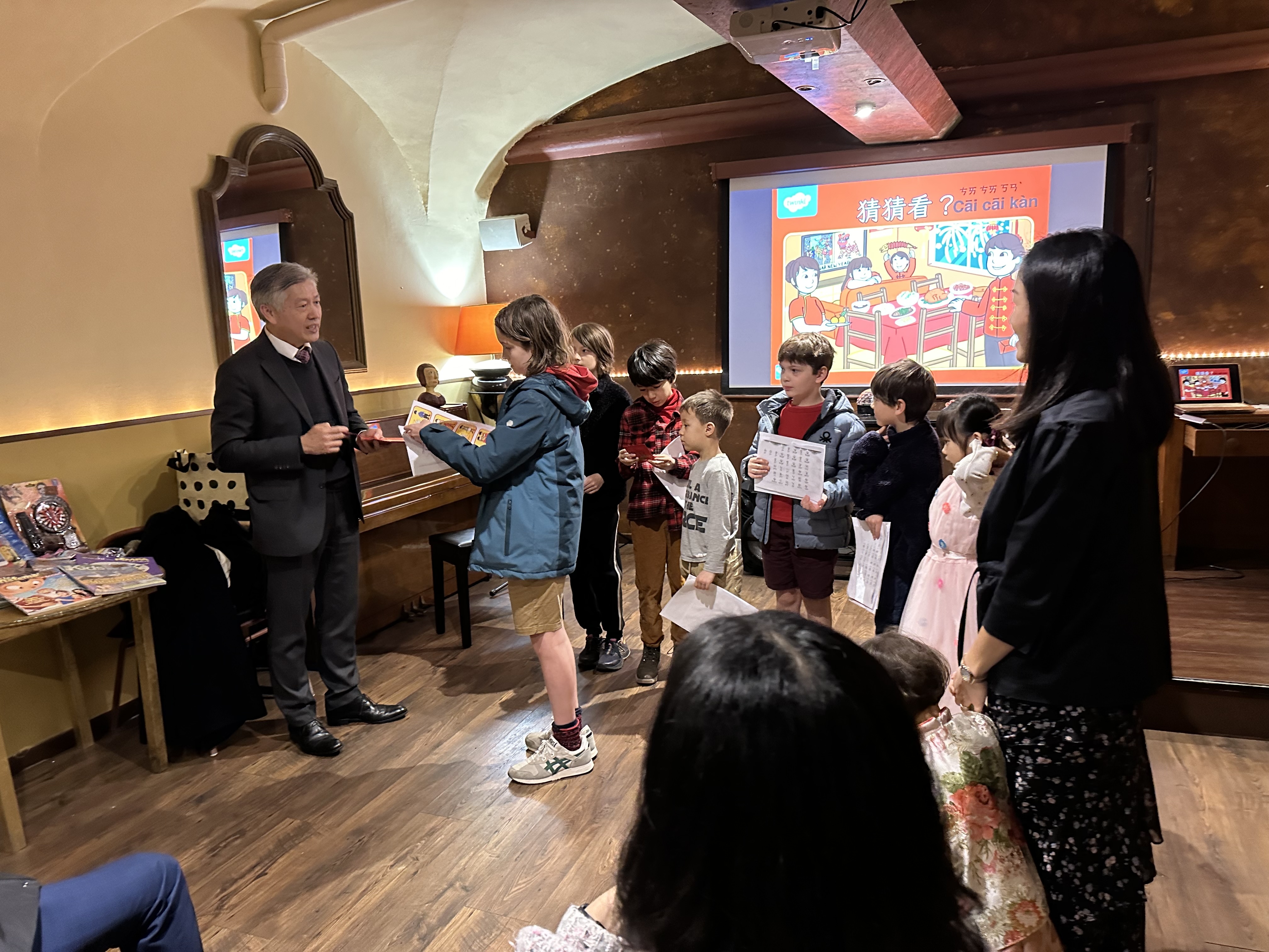 最後，代表處的黃瑞龍公使與秘書在活動結束前特別向學子們發送紅包，溫暖了每一位參與者的心。