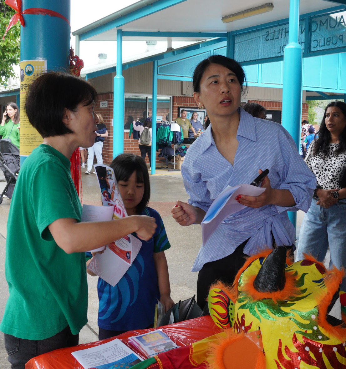 工作人員與家長深入交流，有趣的學習方式吸引現場踴躍報名。