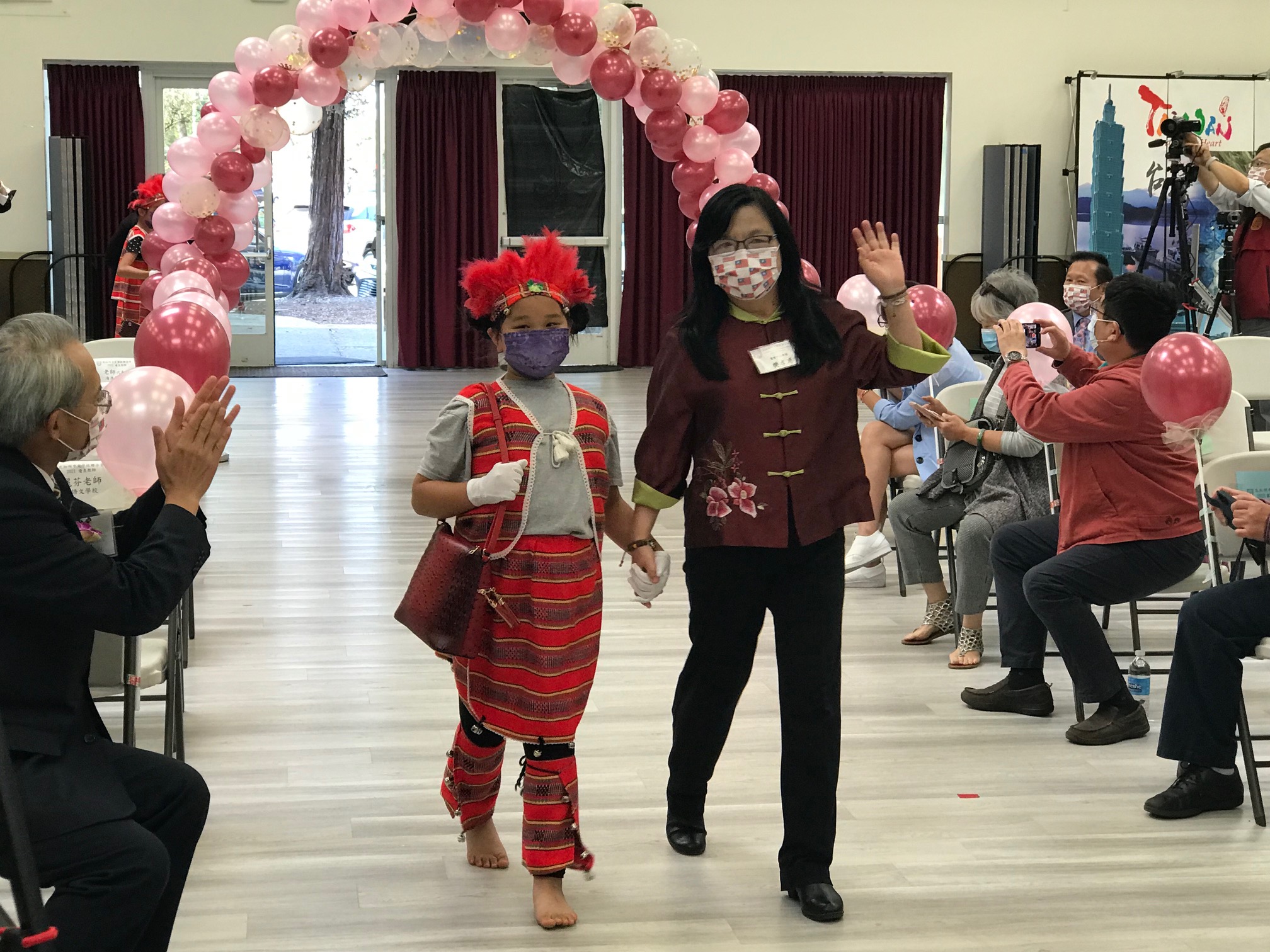 由中文學生帶領教師進入會場