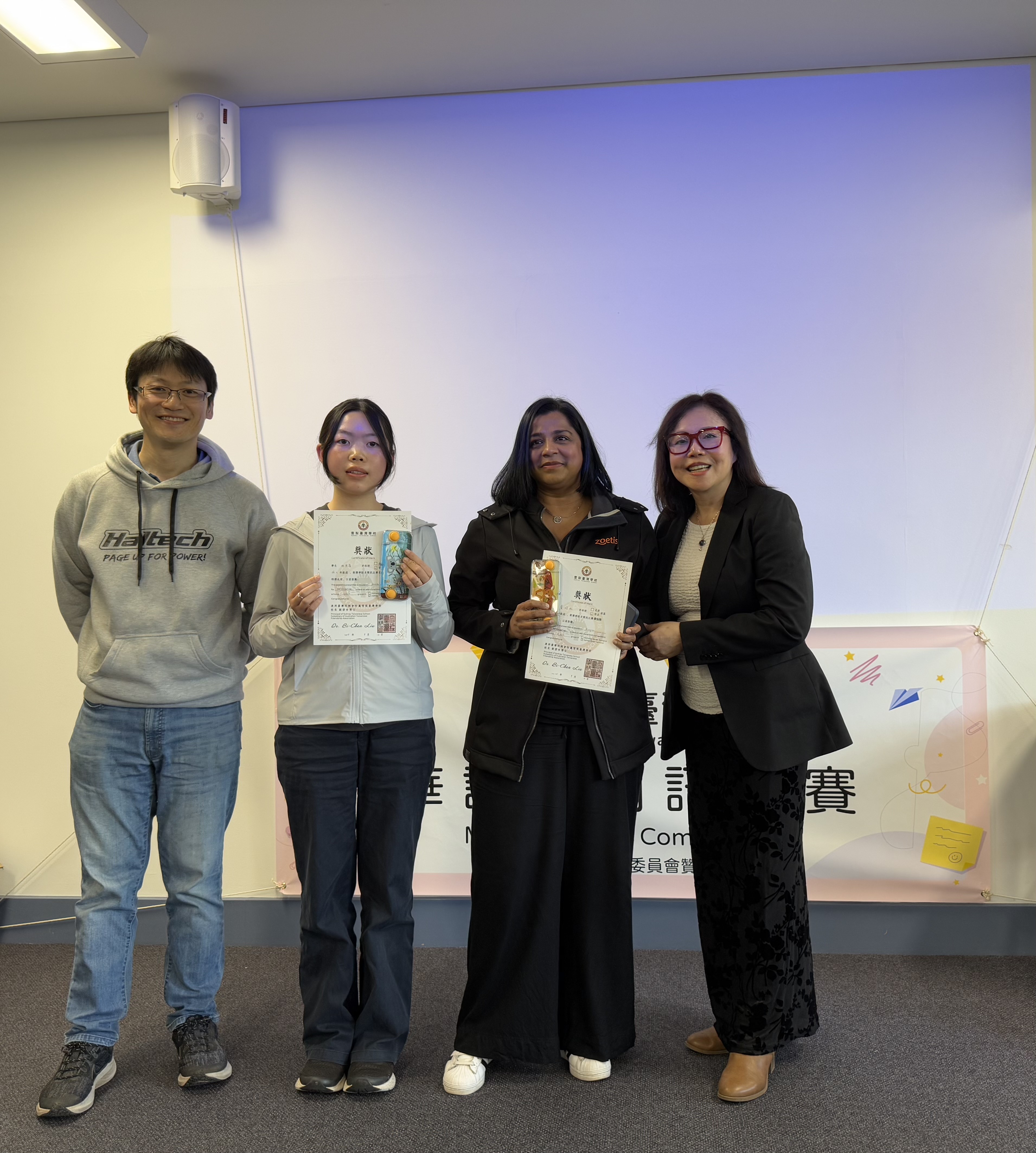 6.成人班同學，林恩蓓（左二）和麥怡妘（右二）雖然只學了三個學期（六個月）而已，都很勇敢上台，和同學用華語文簡訊聊天、表達自己的想法，值得嘉許。