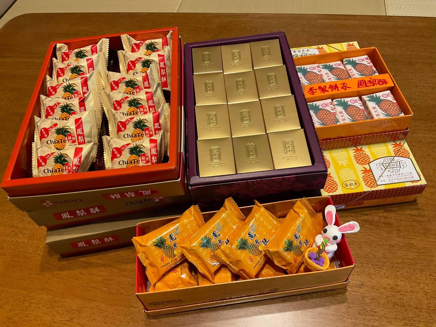 參加者人人有獎，大家都開心地品嘗到臺灣直送的名店鳳梨酥。