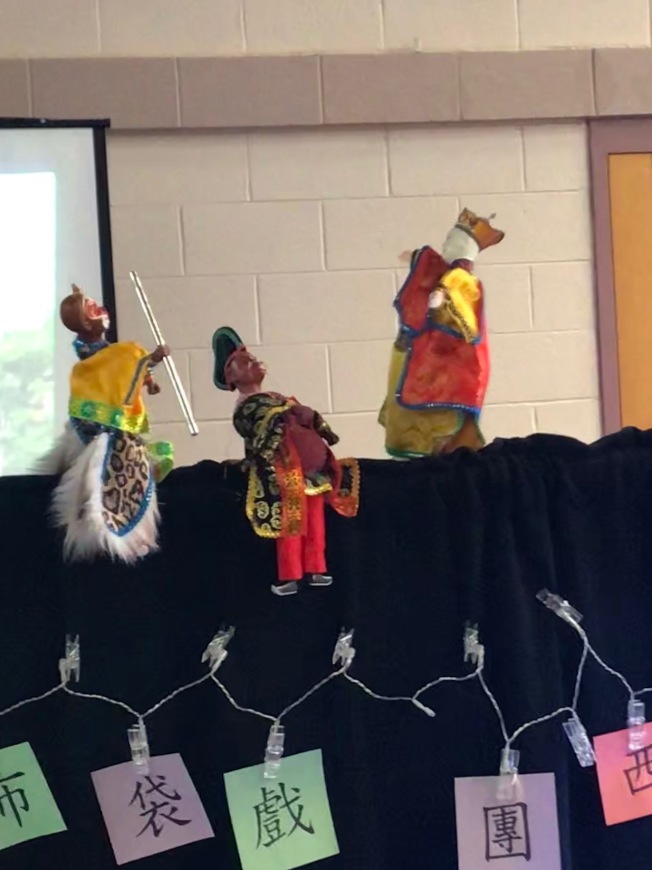 夏令營學童表演西遊記布袋戲。(記者王明心／攝影)