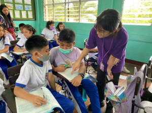 小測驗課文對話時，大家都非常認真的互相練習，也會輪流考對方