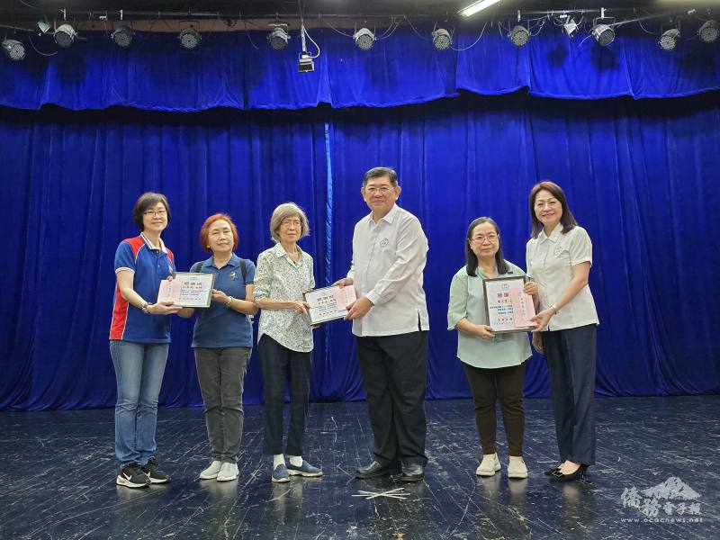 梁俊如（左1）、陳萌蕙（右2）等人頒發獎金予甲組優勝者