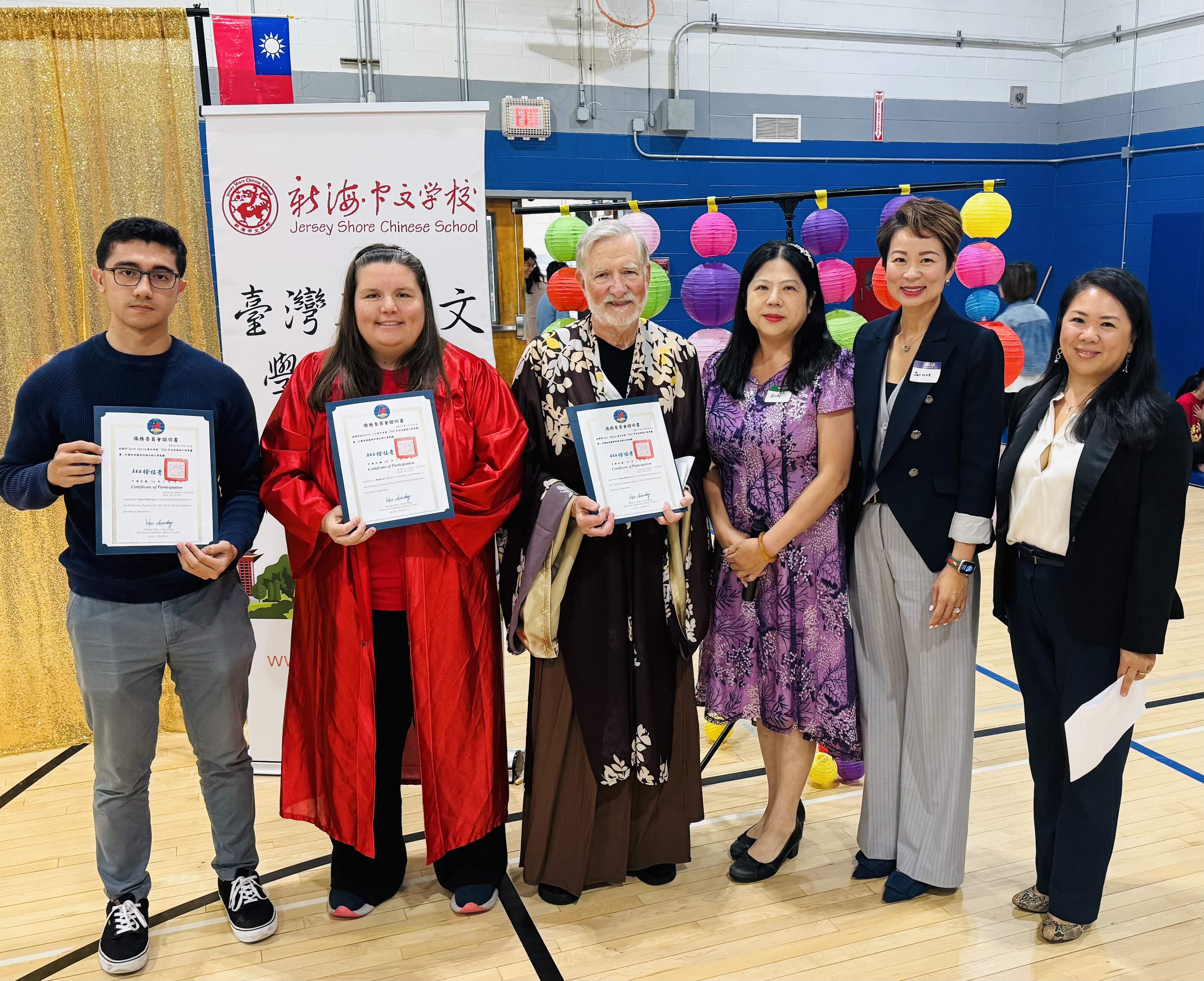 TCML學生Jared Garcia、Kathrine Lin、Paul Dawson參加2025年全球華語口說爭霸賽初賽並晉級總決賽，由TCML主任江海寧頒發僑委會獎狀，展現亮眼學習成果。