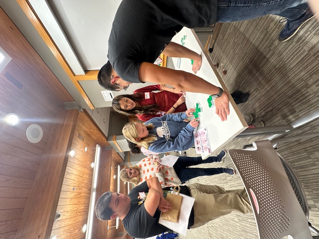 民眾熱情參與射氣球、套圈圈與麻將賓果等趣味遊戲，體驗傳統夜市的熱鬧氛圍。