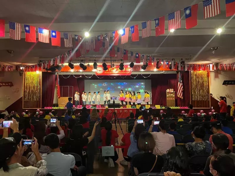 紐約華僑學校2023年暑期班成果展演，二年級學生表演「對面的女孩看過來」