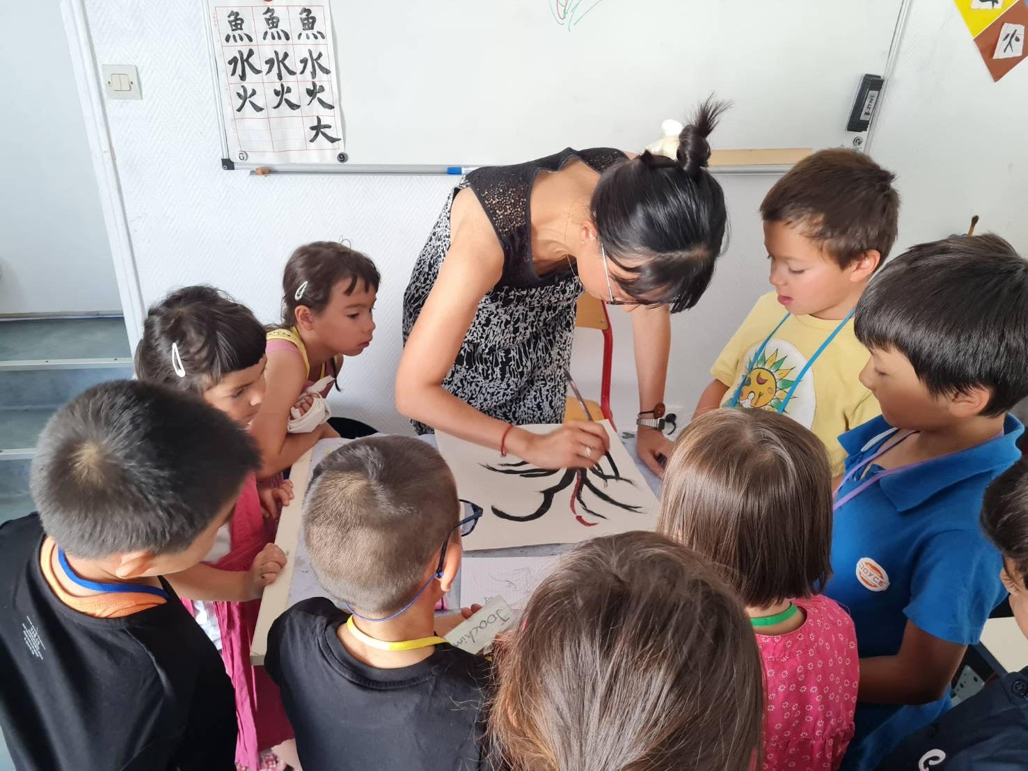 老師向學員們示範用毛筆作畫