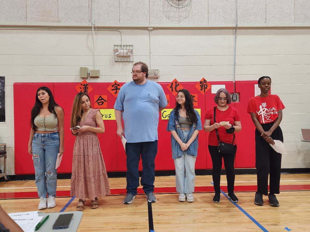 這是TCML 基礎班，以標準的中文唱出甜蜜蜜，沒有洋腔調，隨這音樂在場的觀衆也不停的搖擺身體，這班也拿下冠軍賽。