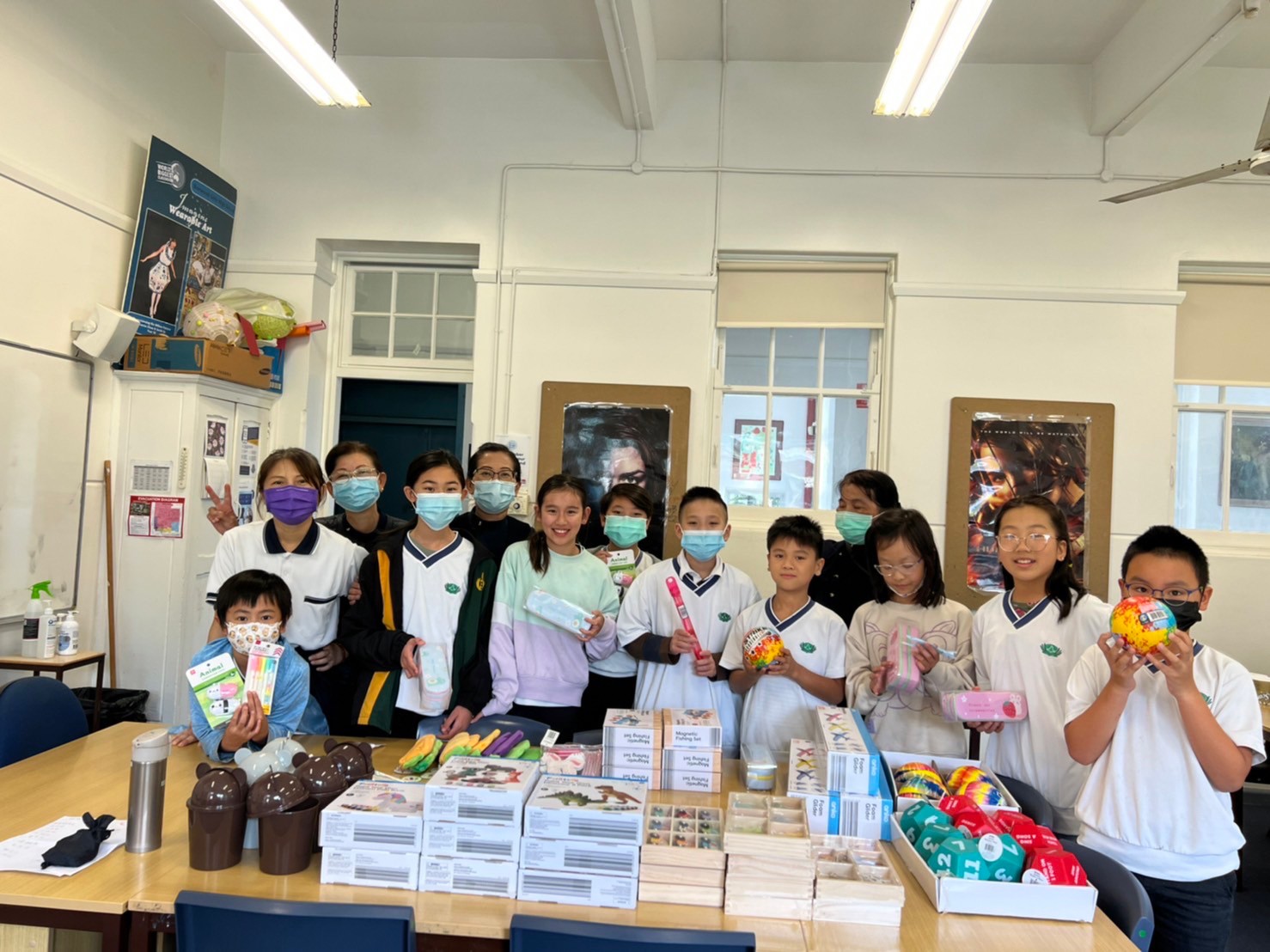 林美鳳校長與老師們和得獎學生合影