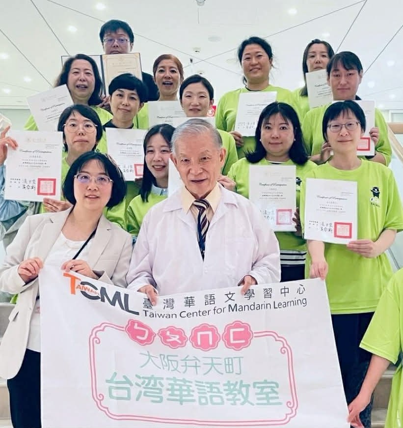學員們拿著結業證書與林教授合照