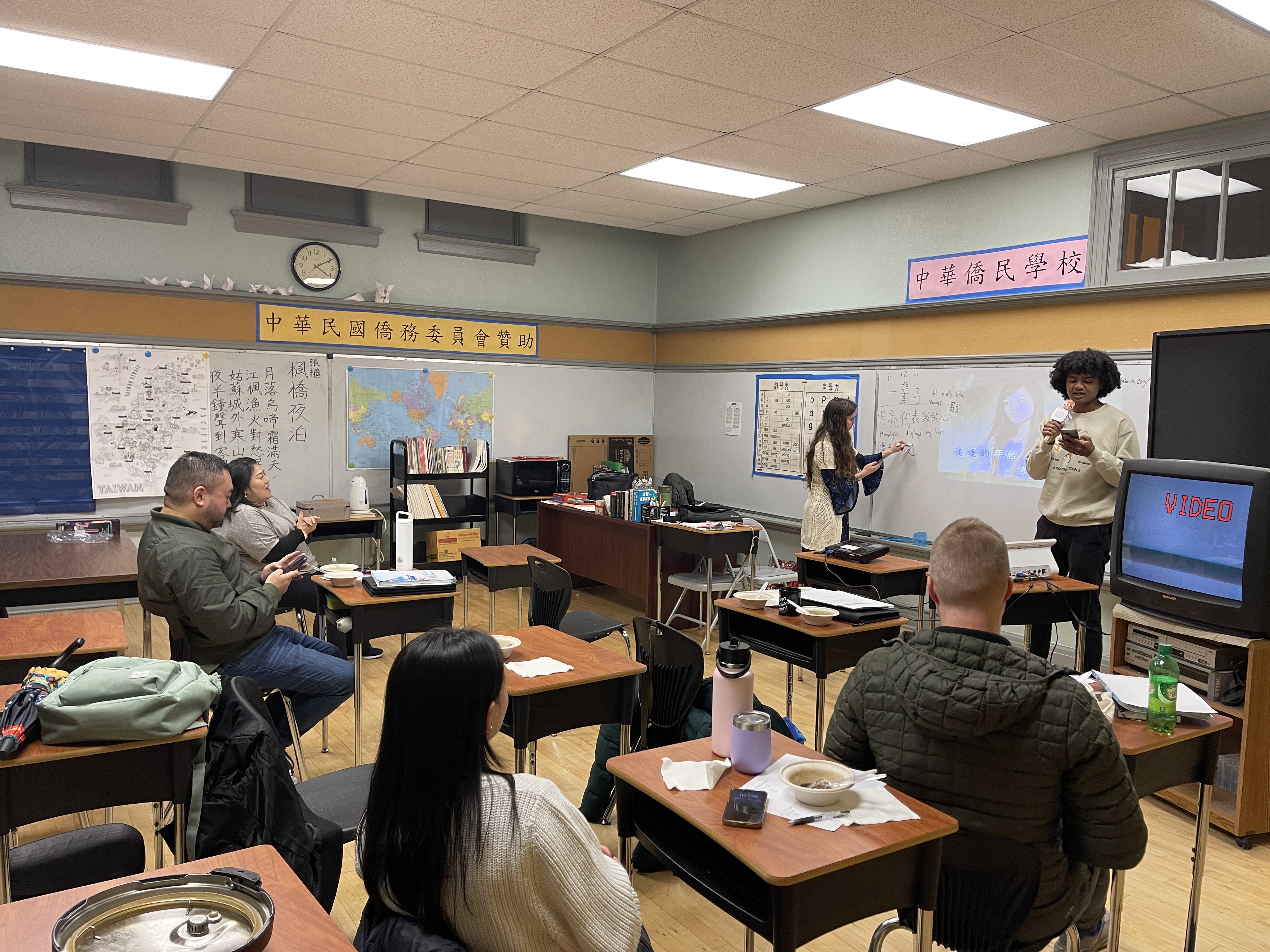 學員分別點唱台灣的流行歌曲