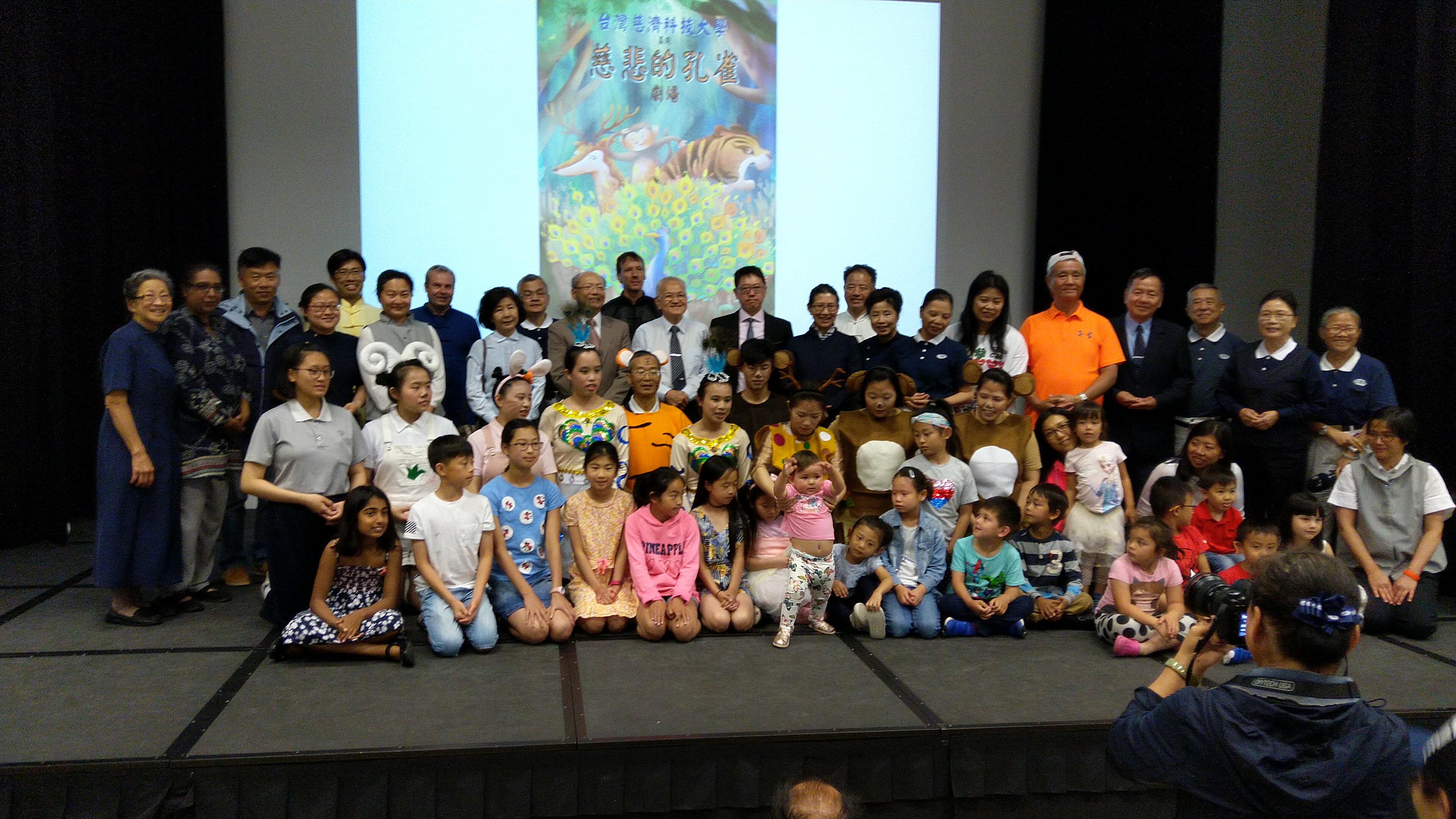 程祥雲公使夫婦(後排右十四)、張希賢僑務秘書(後排右十一)、李宏耀董事長(後排右十二)與慈濟科技大學及倫敦慈濟人文學校師生、志工合影。