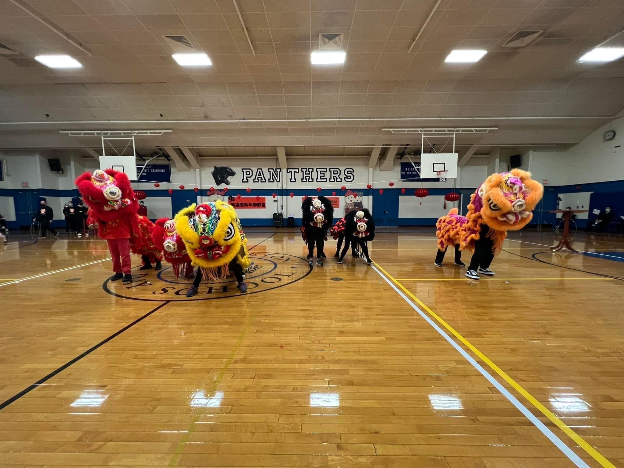 八九年級以及舞獅文化班表演舞獅，精彩紛呈