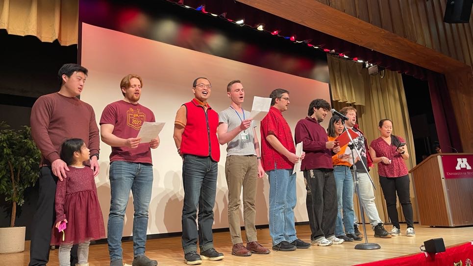 林志誠老師(左三）帶著學生們上台高歌三首台灣民謠