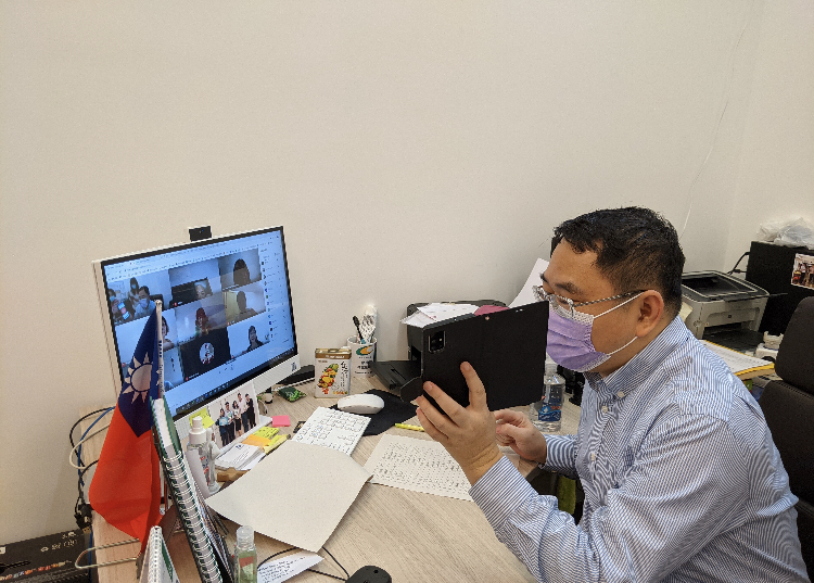 劉俊男主任從完成課程的學員中抽出禮品的幸運得主。