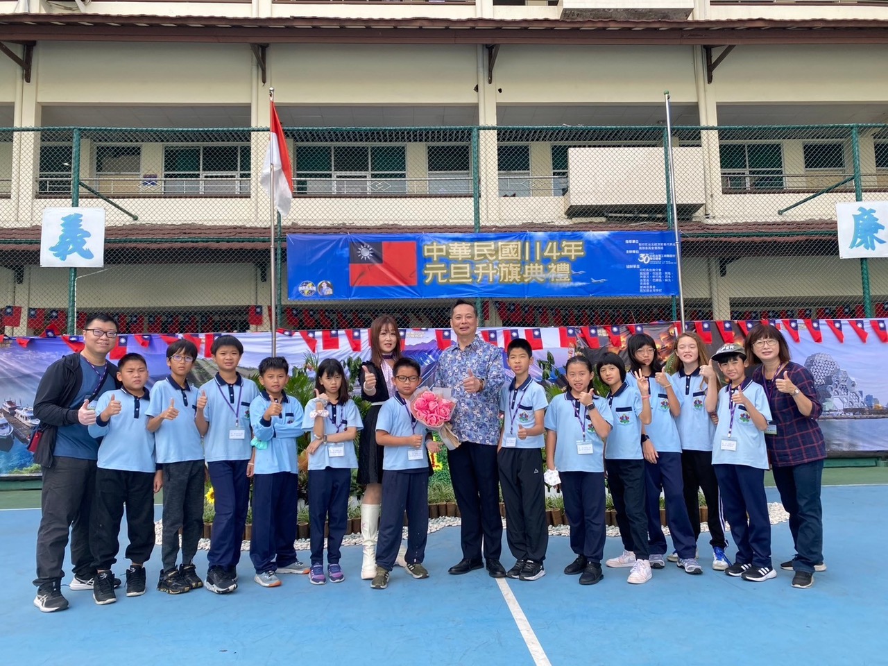 大同師生與洪振榮大使合影